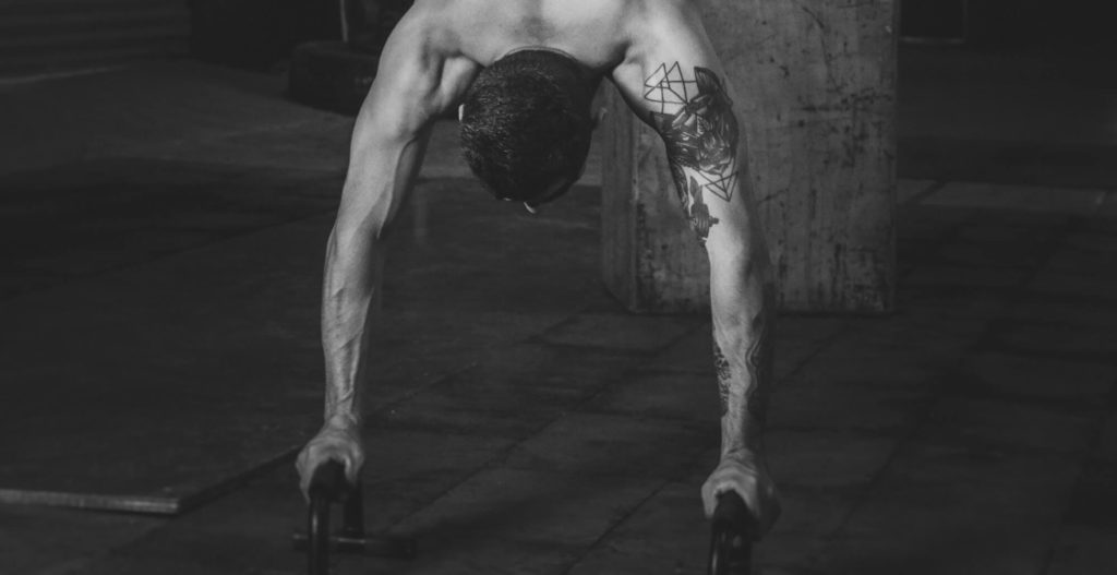 Handstand auf den Handstandbarren