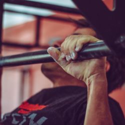 Klimmzugstange als Trainingsgerät für den Handstand