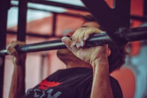 Klimmzugstange als Trainingsgerät für den Handstand