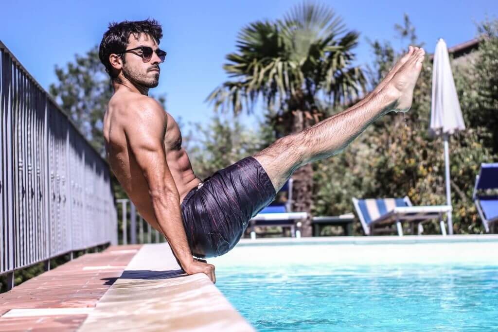 Krafttraining mit Calisthenics am Pool