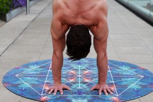 Schulterbrei im Handstand stehen