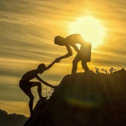 Hilfestellung beim Handstand beachten