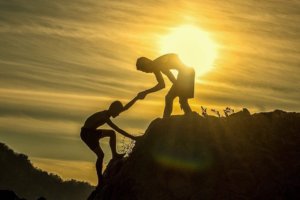 Hilfestellung beim Handstand beachten