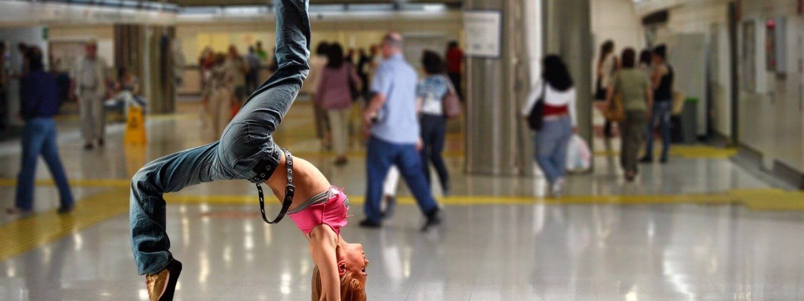 Handstand Training in einem Kaufhaus