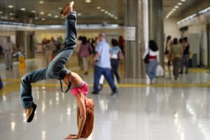 Handstand Training in einem Kaufhaus